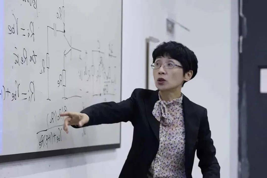 校长教学奖 | 杨烜：三尺讲台作舞台，春风化雨又一代